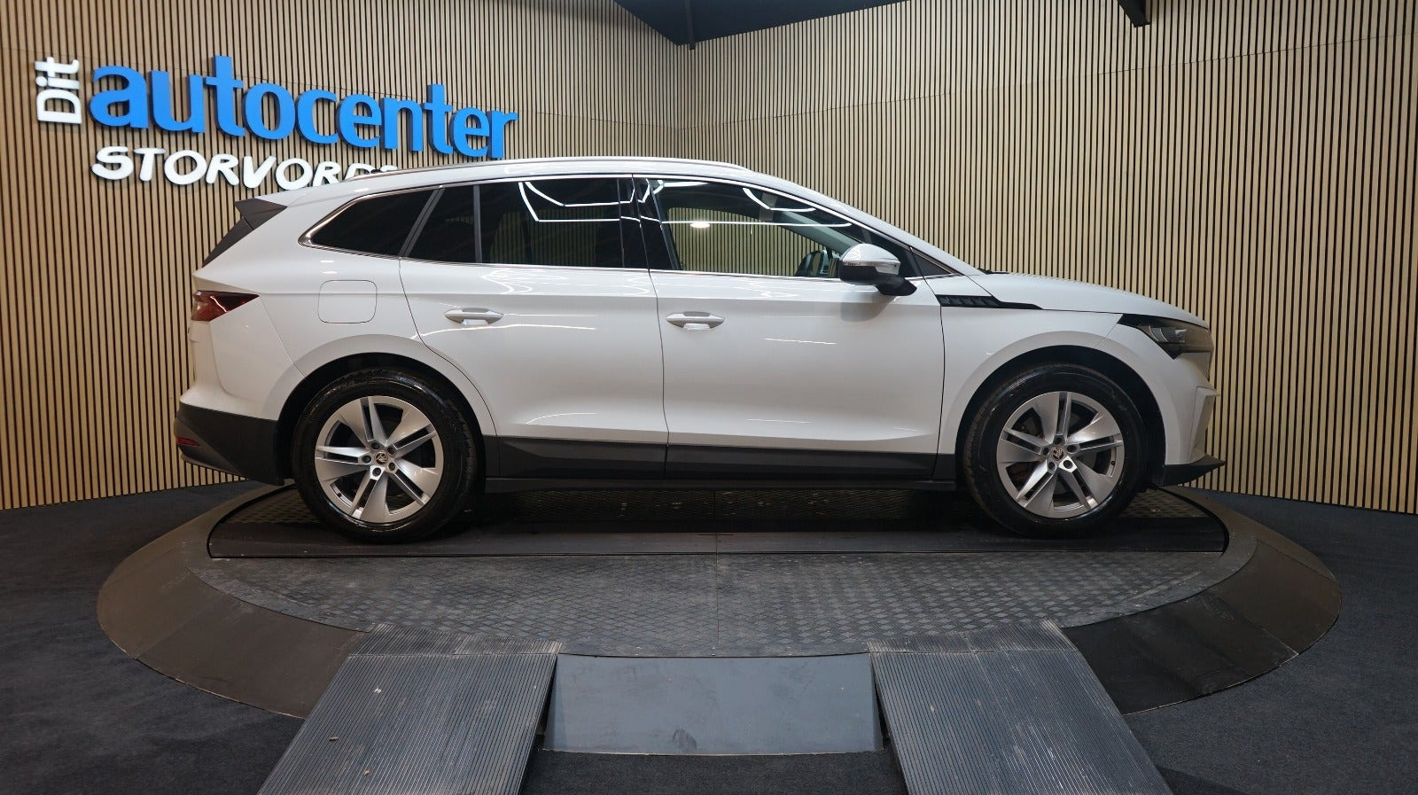 Hvid Skoda Enyaq fra 2022