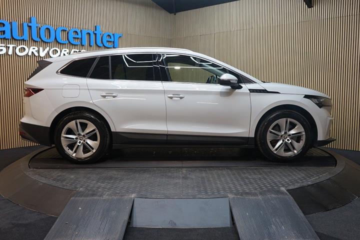 Hvid Skoda Enyaq fra 2022