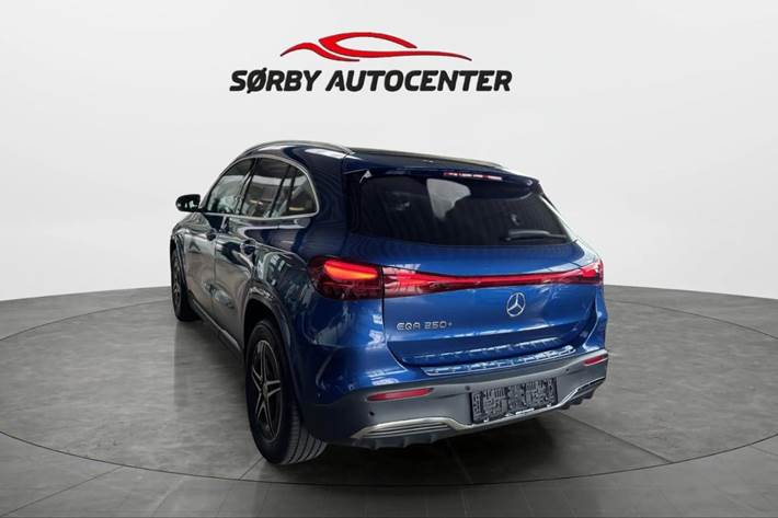 Blå Mercedes EQA250+ fra 2025