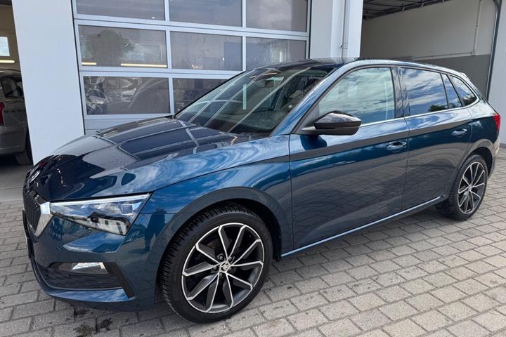 Blå Skoda Scala fra 2020 set udefra