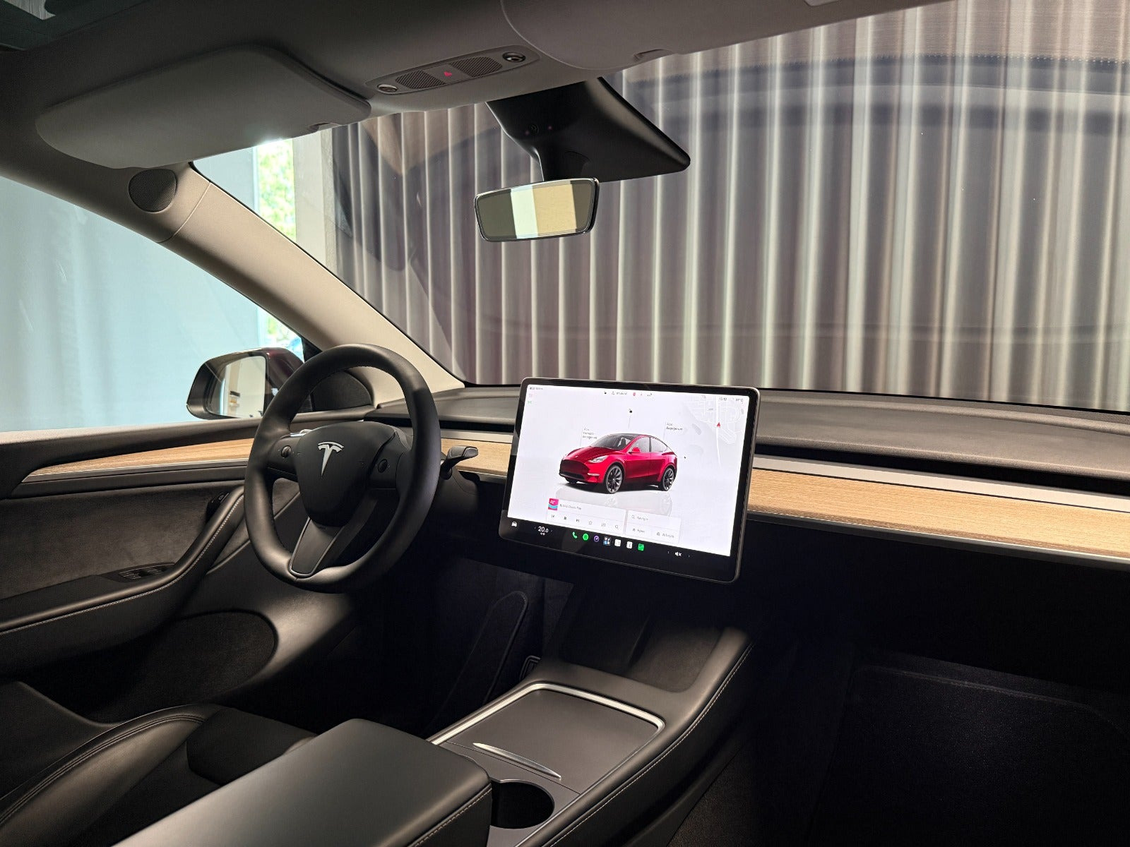 Rød Tesla Model Y fra 2024