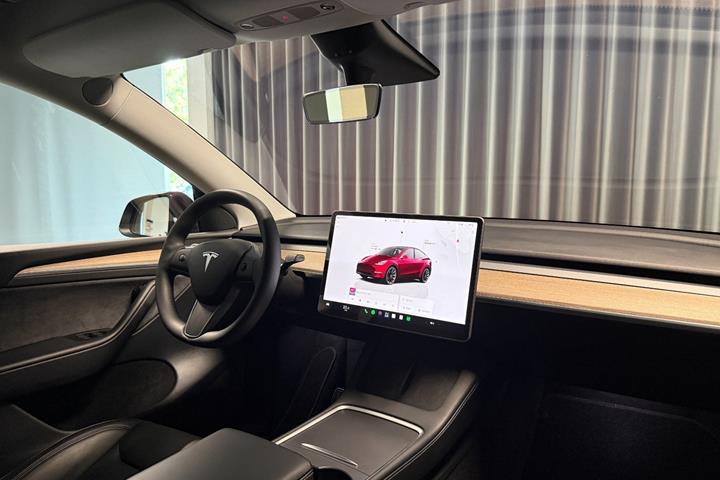 Rød Tesla Model Y fra 2024