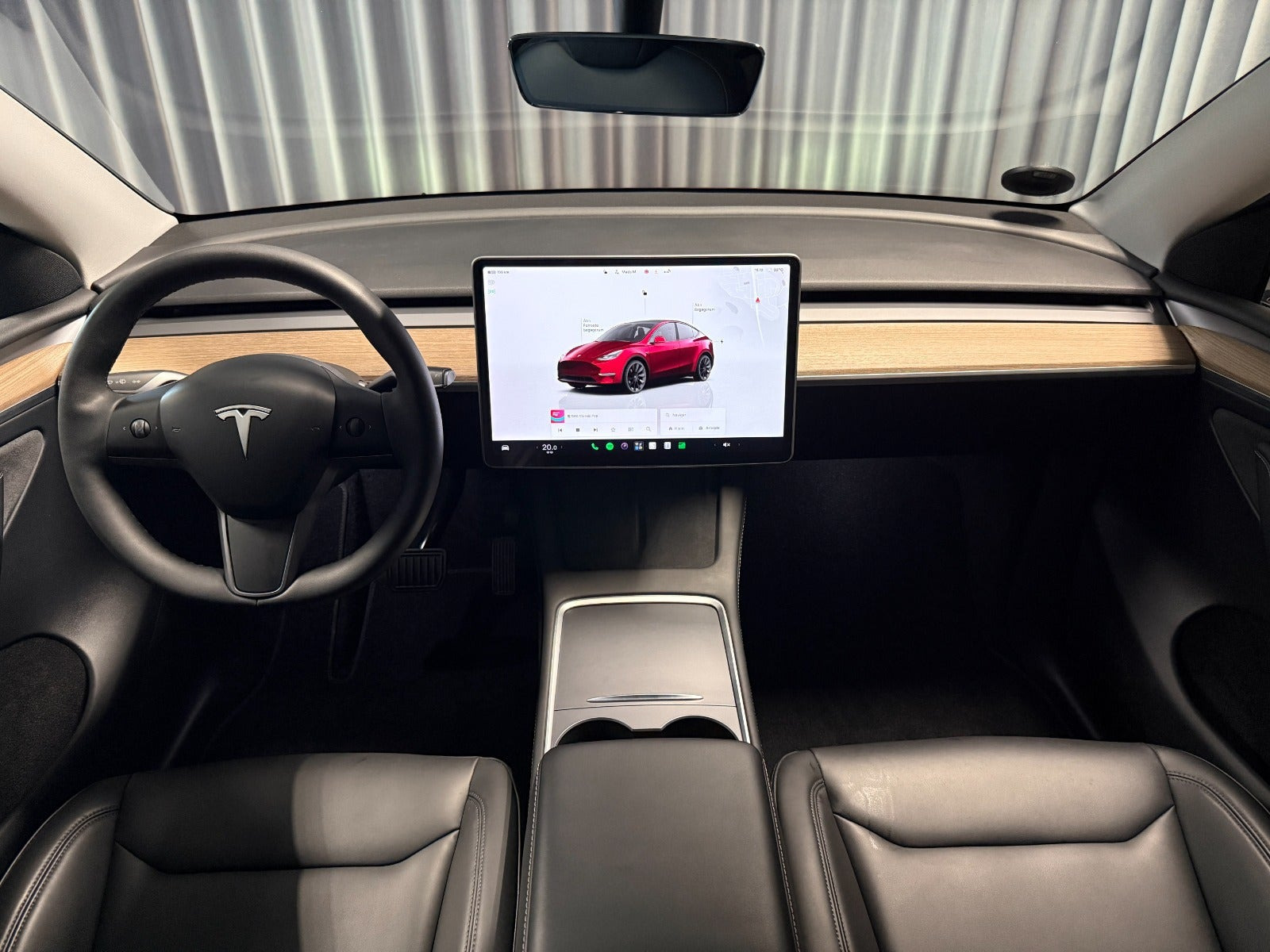 Rød Tesla Model Y fra 2024