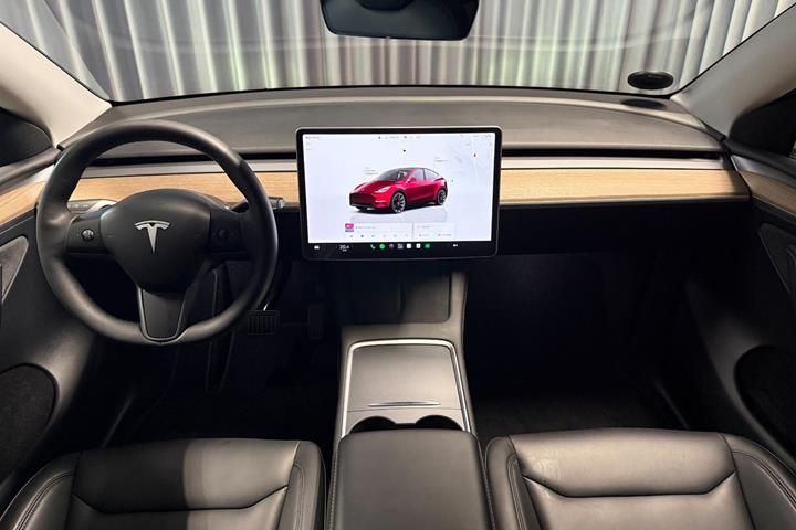 Rød Tesla Model Y fra 2024