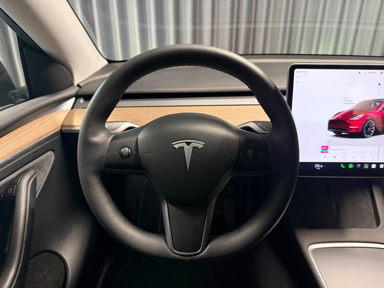 Rød Tesla Model Y fra 2024
