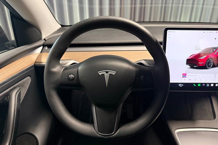 Rød Tesla Model Y fra 2024