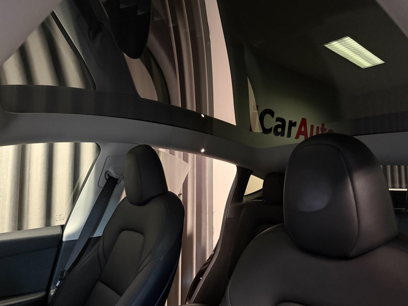 Rød Tesla Model Y fra 2024