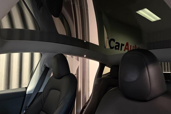 Rød Tesla Model Y fra 2024