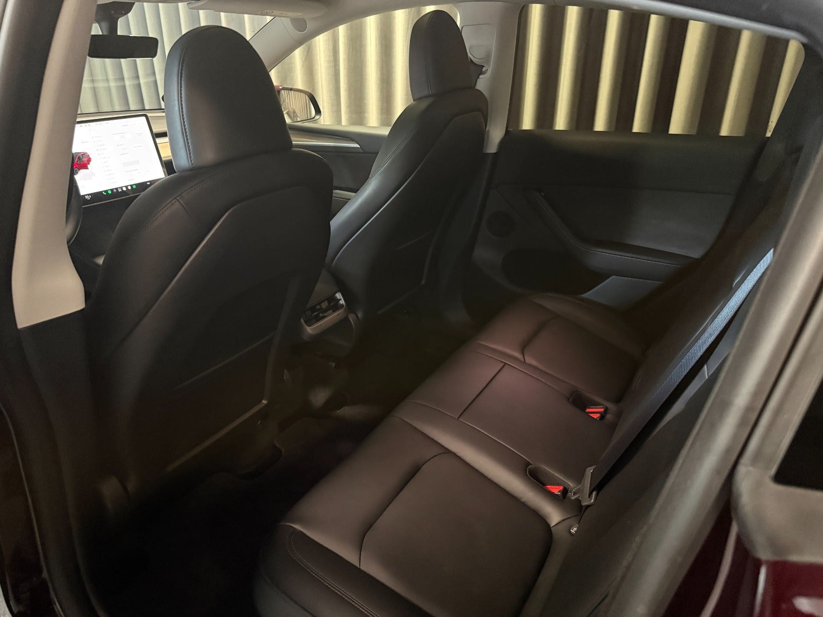 Rød Tesla Model Y fra 2024