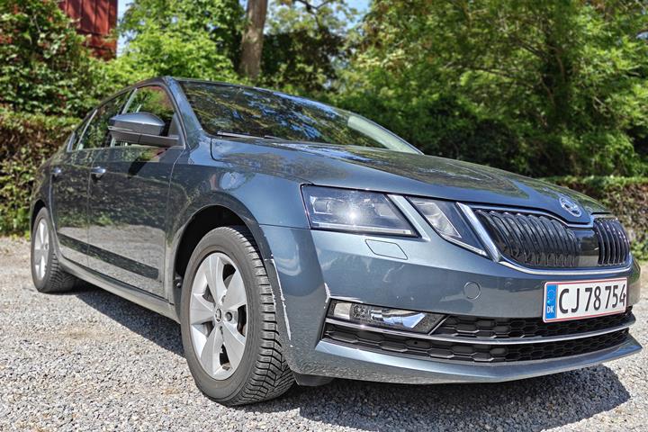 Grå Skoda Octavia fra 2018