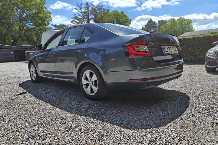 Grå Skoda Octavia fra 2018