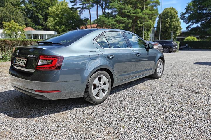 Grå Skoda Octavia fra 2018