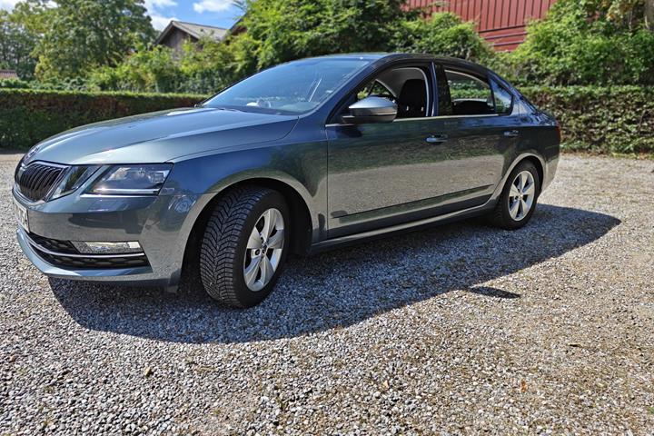 Grå Skoda Octavia fra 2018