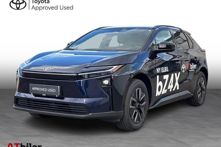 Blå Toyota BZ4X fra 2026 set udefra