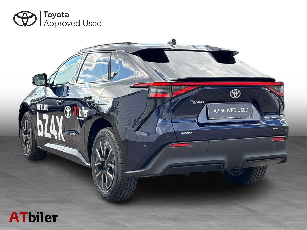 Blå Toyota BZ4X fra 2026
