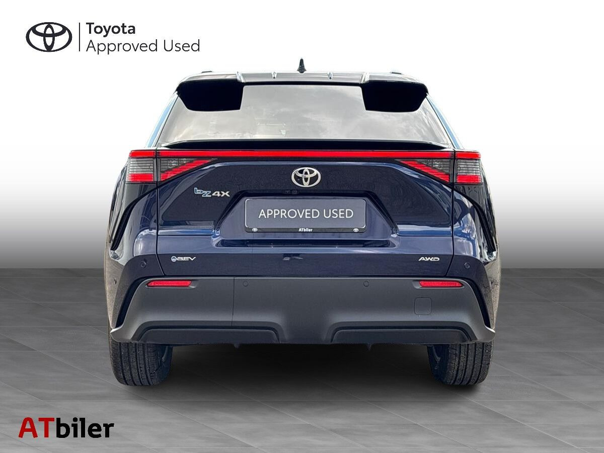 Blå Toyota BZ4X fra 2026