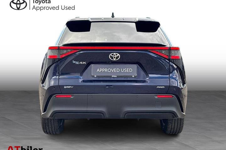 Blå Toyota BZ4X fra 2026