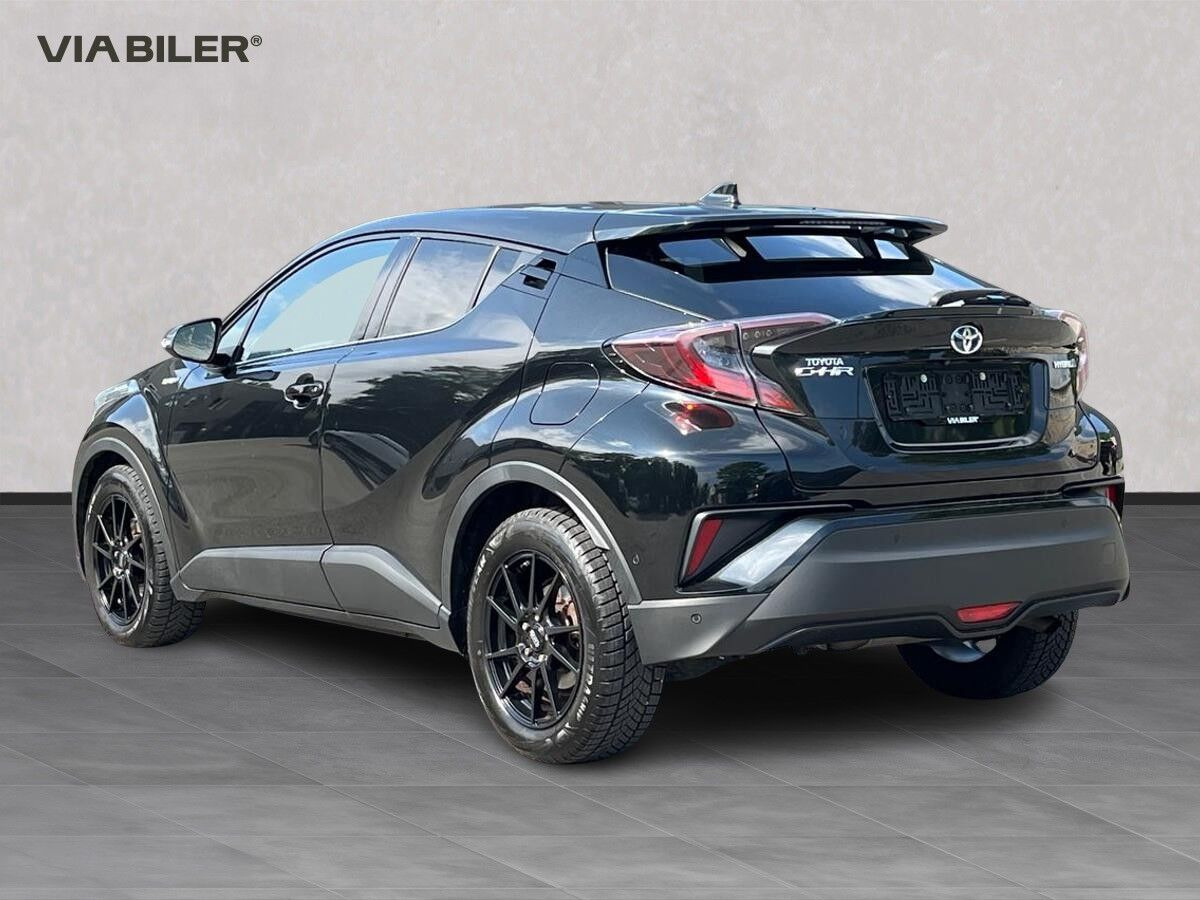 Sort Toyota C-HR fra 2017