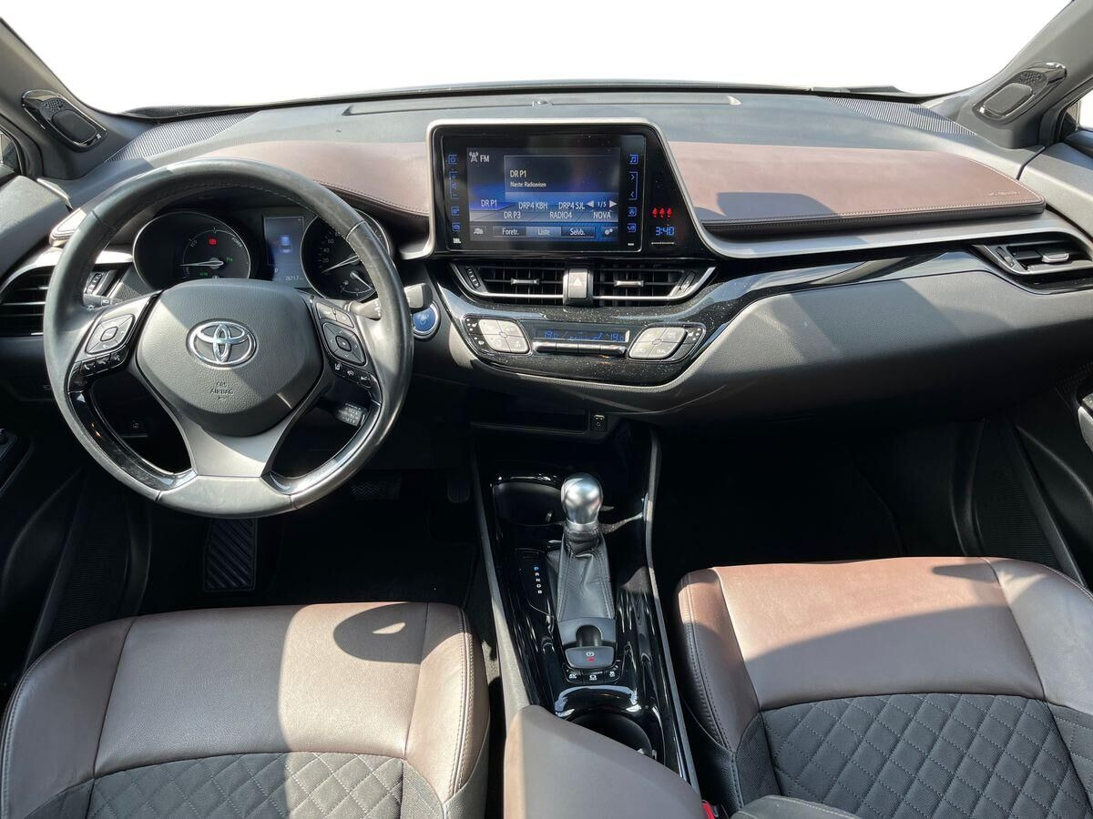 Sort Toyota C-HR fra 2017