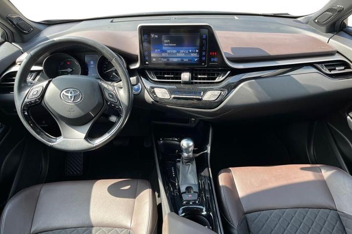Sort Toyota C-HR fra 2017