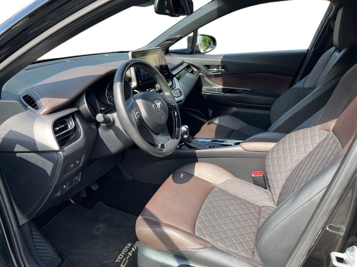 Sort Toyota C-HR fra 2017