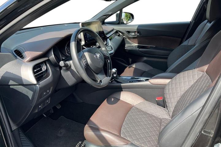 Sort Toyota C-HR fra 2017