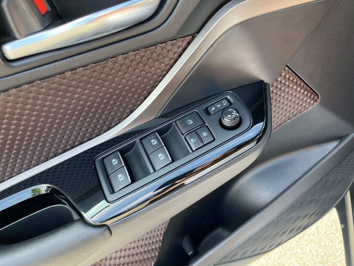 Sort Toyota C-HR fra 2017
