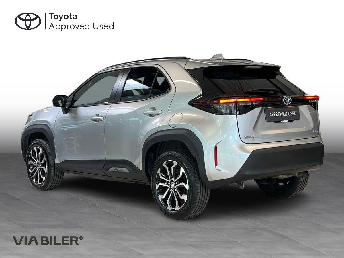 Sølv Toyota Yaris Cross fra 2023