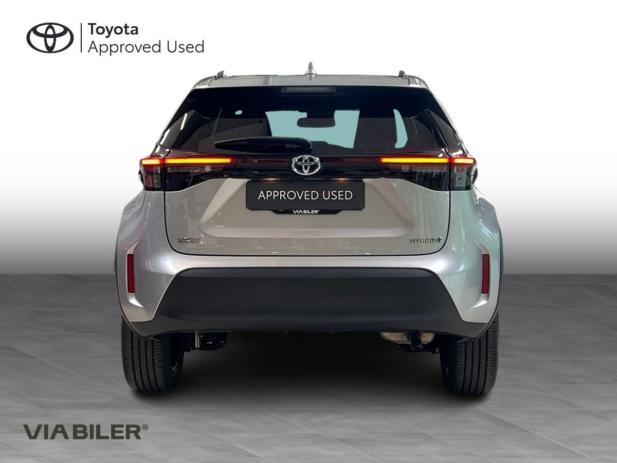Sølv Toyota Yaris Cross fra 2023