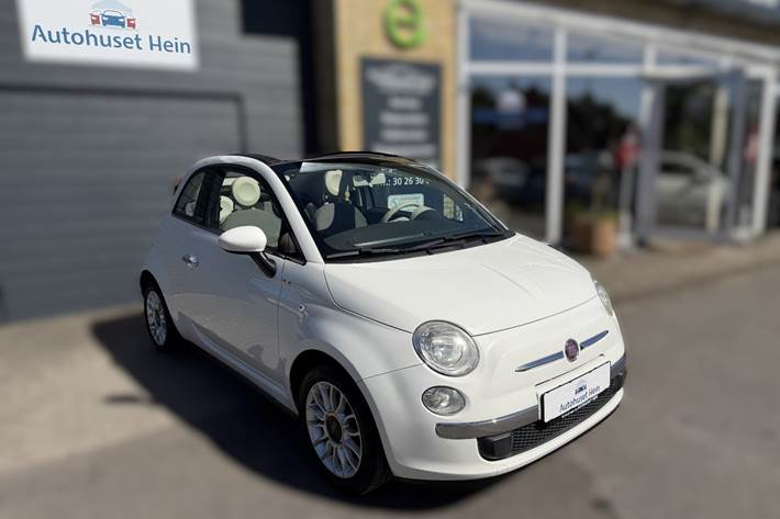 Hvid Fiat 500C fra 2010 set udefra