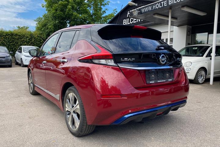 Rød Nissan Leaf fra 2018