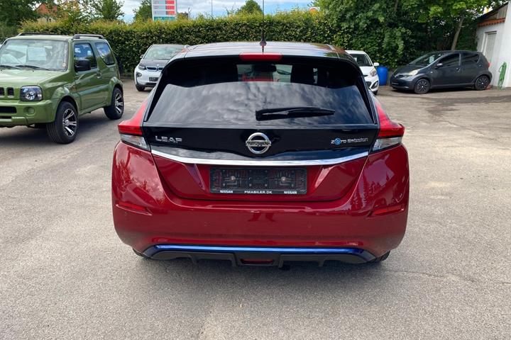 Rød Nissan Leaf fra 2018