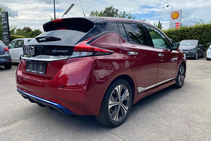 Rød Nissan Leaf fra 2018