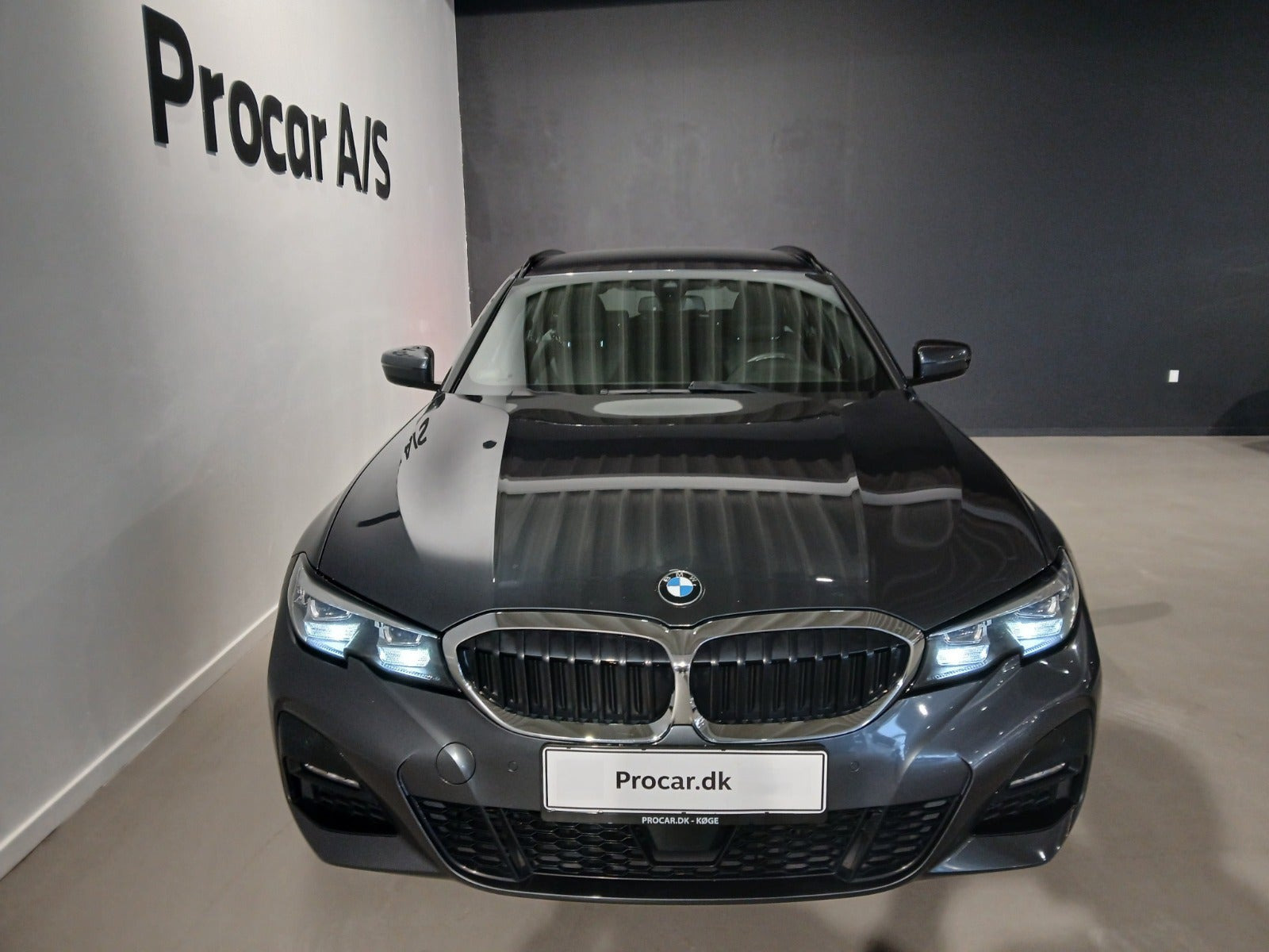 Grå BMW 330i fra 2020