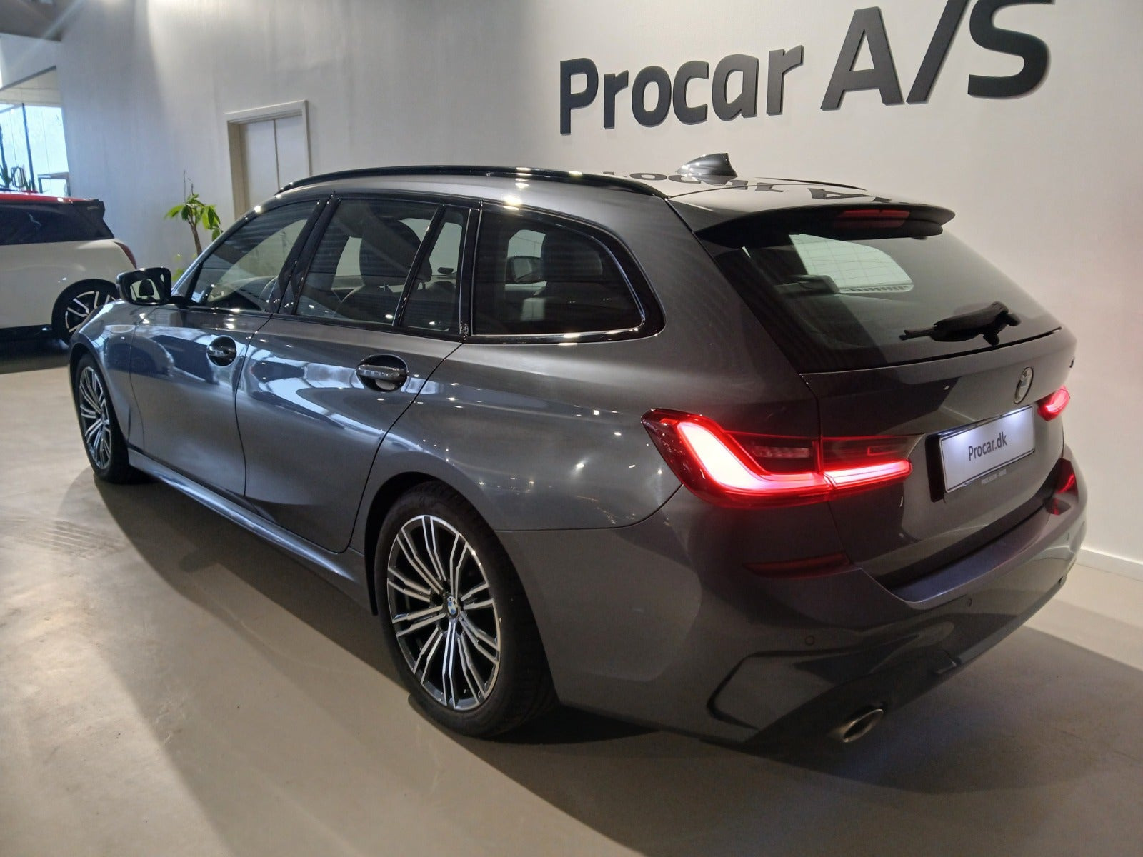 Grå BMW 330i fra 2020