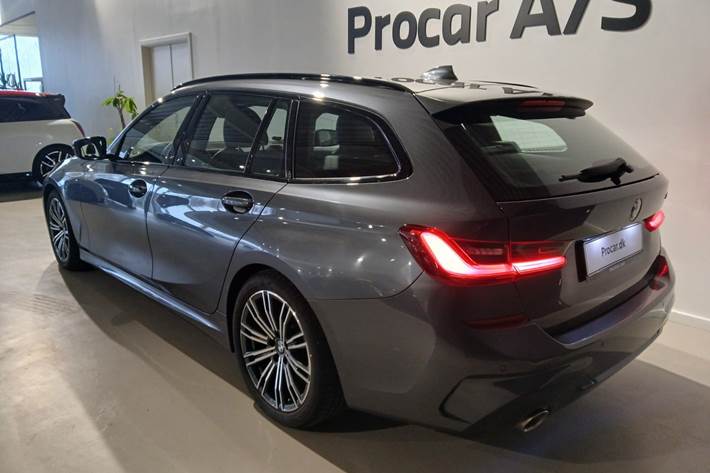 Grå BMW 330i fra 2020