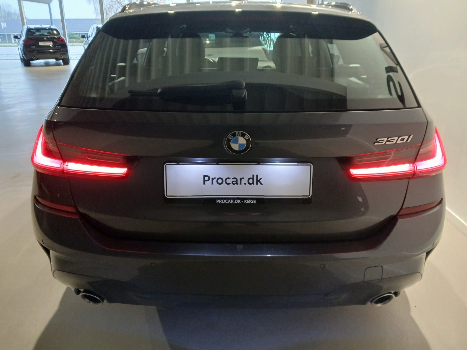 Grå BMW 330i fra 2020