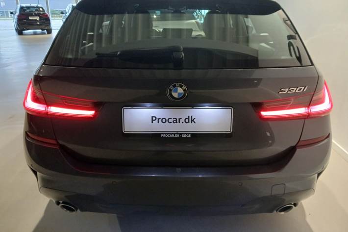 Grå BMW 330i fra 2020