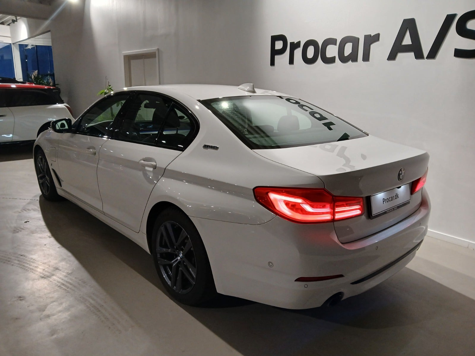 Hvid BMW 530e fra 2019