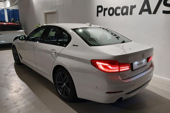 Hvid BMW 530e fra 2019