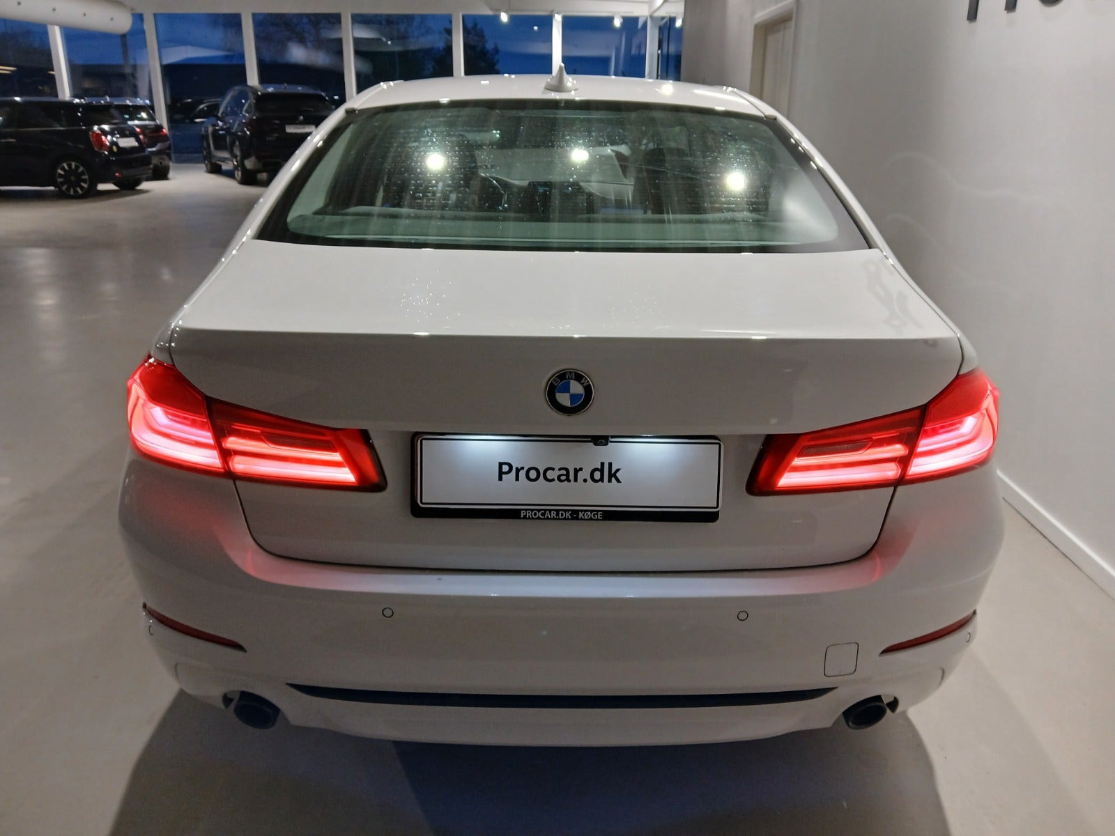 Hvid BMW 530e fra 2019