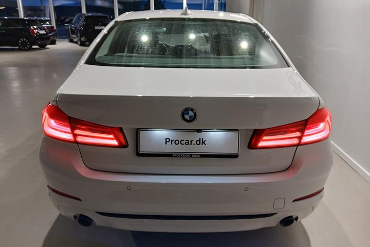 Hvid BMW 530e fra 2019