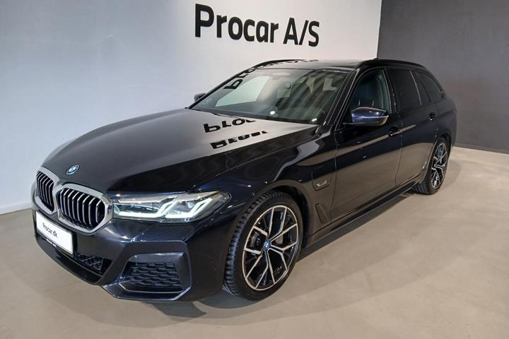 Blå BMW 530e fra 2022 set udefra