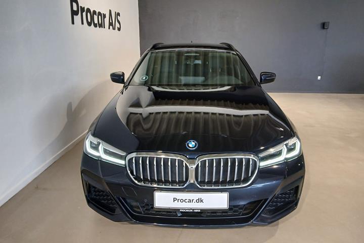 Blå BMW 530e fra 2022