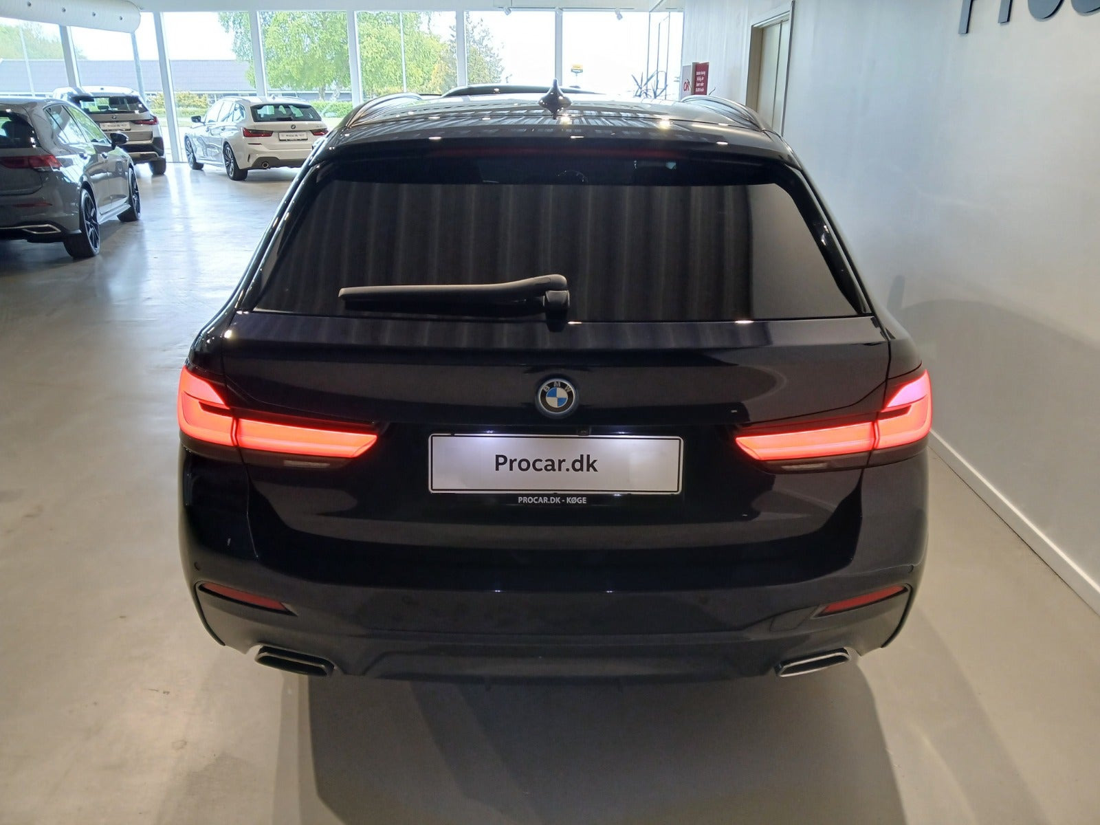 Blå BMW 530e fra 2022