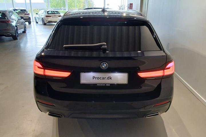 Blå BMW 530e fra 2022