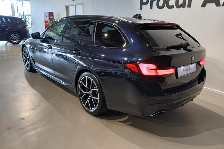 Blå BMW 530e fra 2022