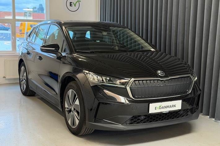 Sort Skoda Enyaq fra 2021 set udefra