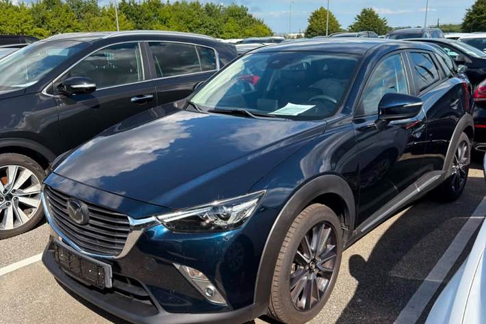 Blå Mazda CX-3 fra 2017 set udefra