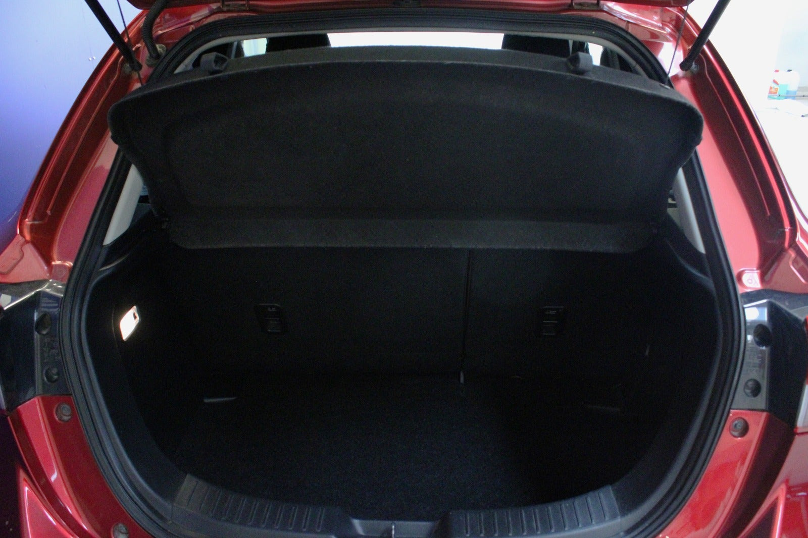 Rød Mazda 2 fra 2020